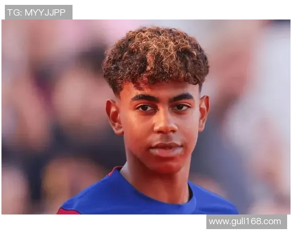 足球明星闪耀登场激情四溢球场瞬间引爆全场观众热情